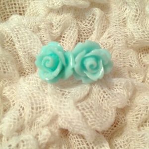 Rosebud earrings NWOT